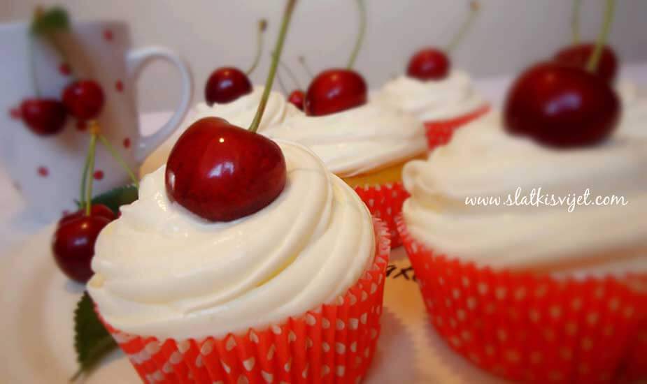 Image for: Cupcake s trešnjama i kremom od vanilije