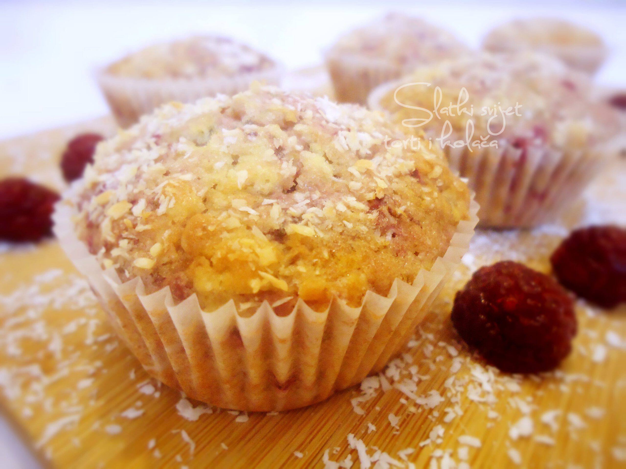 Image for: Muffini s malinama i zobenim pahuljicama