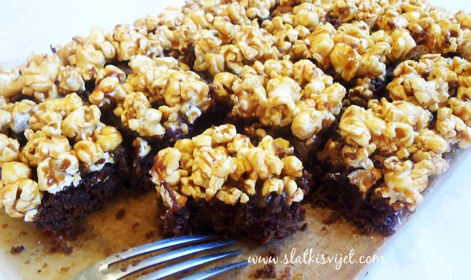 Image for: Brownies kolač s karameliziranim kokicama