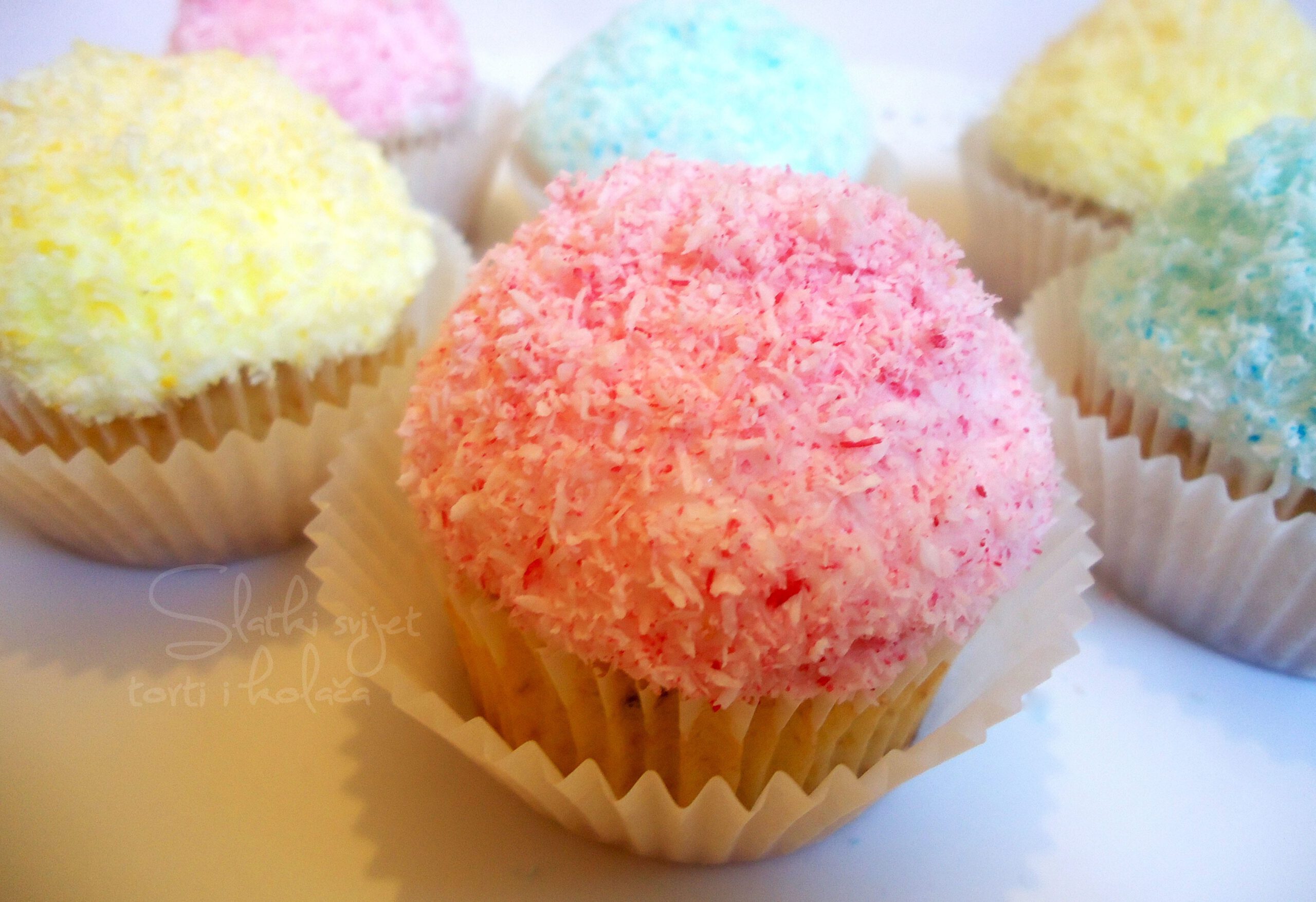 Image for: Banana kokos cupcakes sa šaum kremom