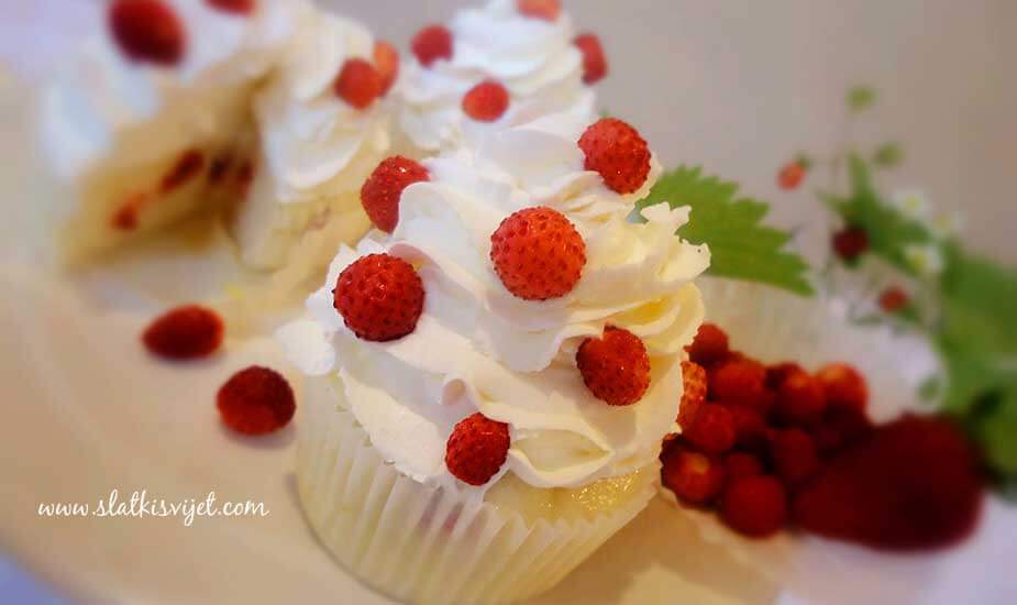 Image for: Cupcakes sa šumskim jagodama i šlagom