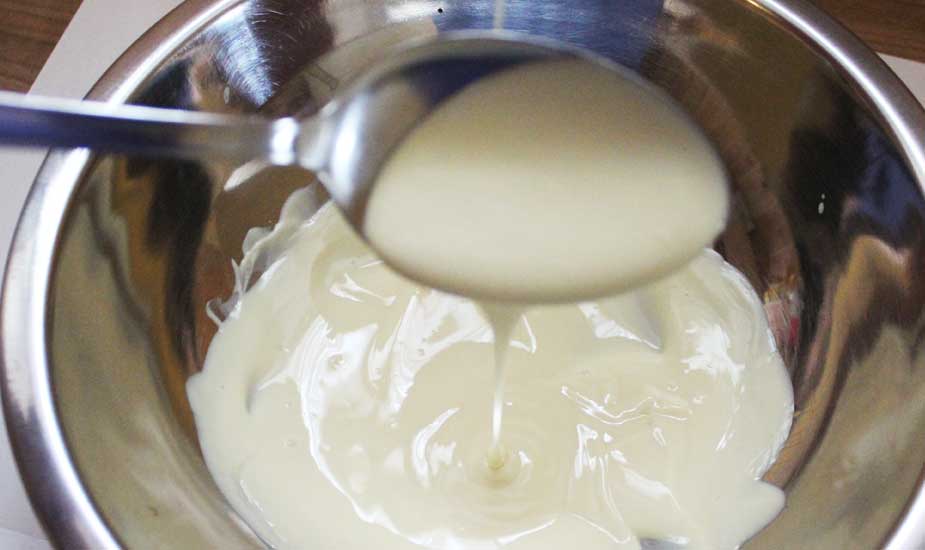 ogradica za torte od bijele cokolade dekoracija torti jestivim cvijecem latice ruza