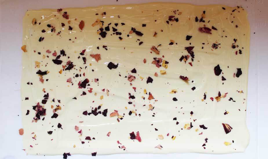 ogradica za torte od bijele cokolade dekoracija torti jestivim cvijecem latice ruza
