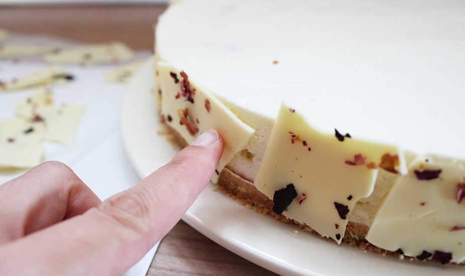 ogradica za torte od bijele cokolade dekoracija torti jestivim cvijecem latice ruza