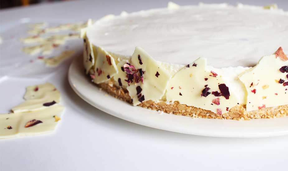 Image for: Ogradica za torte od bijele čokolade i ružinih latica