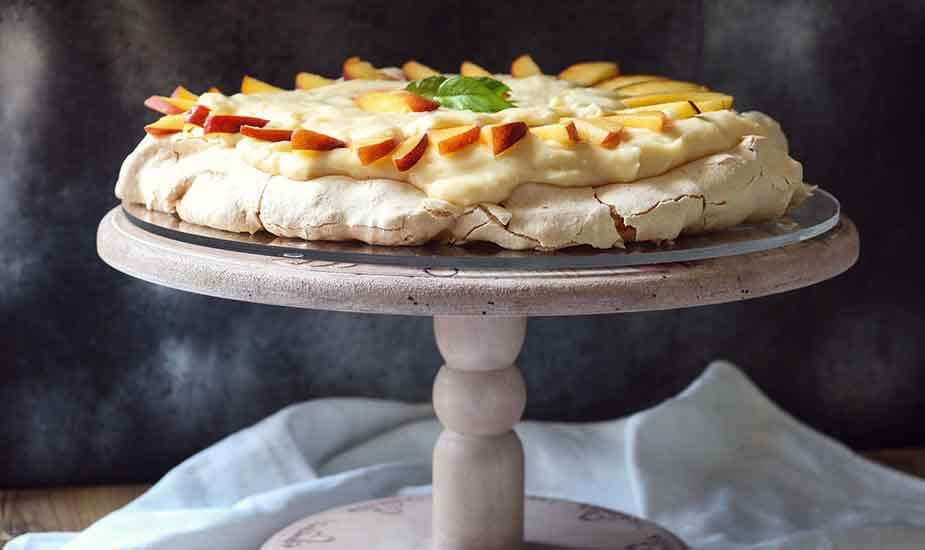 ljetni desert pavlova torta s breskvama